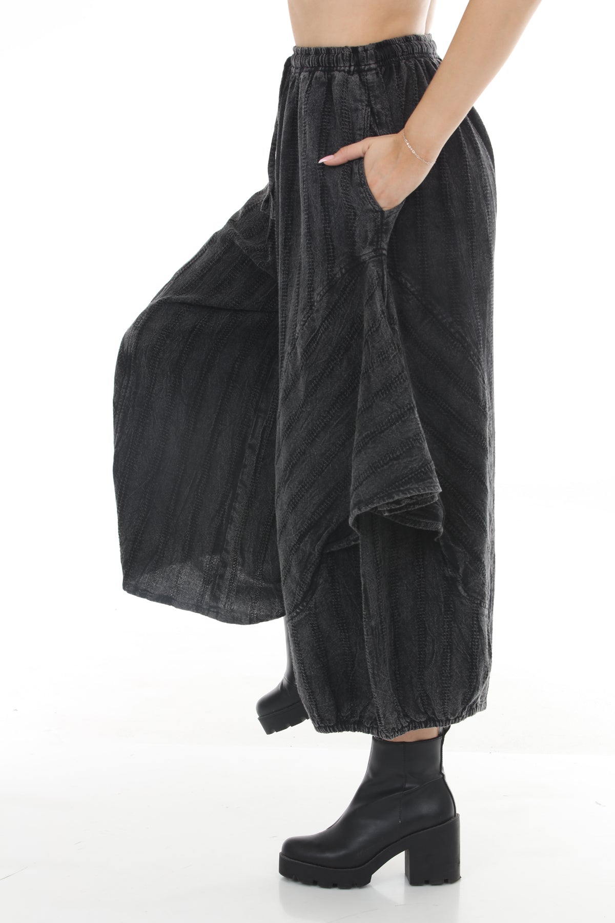 Draped Waffel Barrel Pants